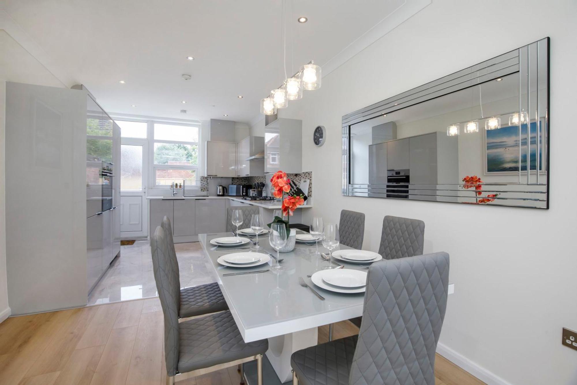 The Burton 3 Bedroom House Sleeps 6 Holiday home