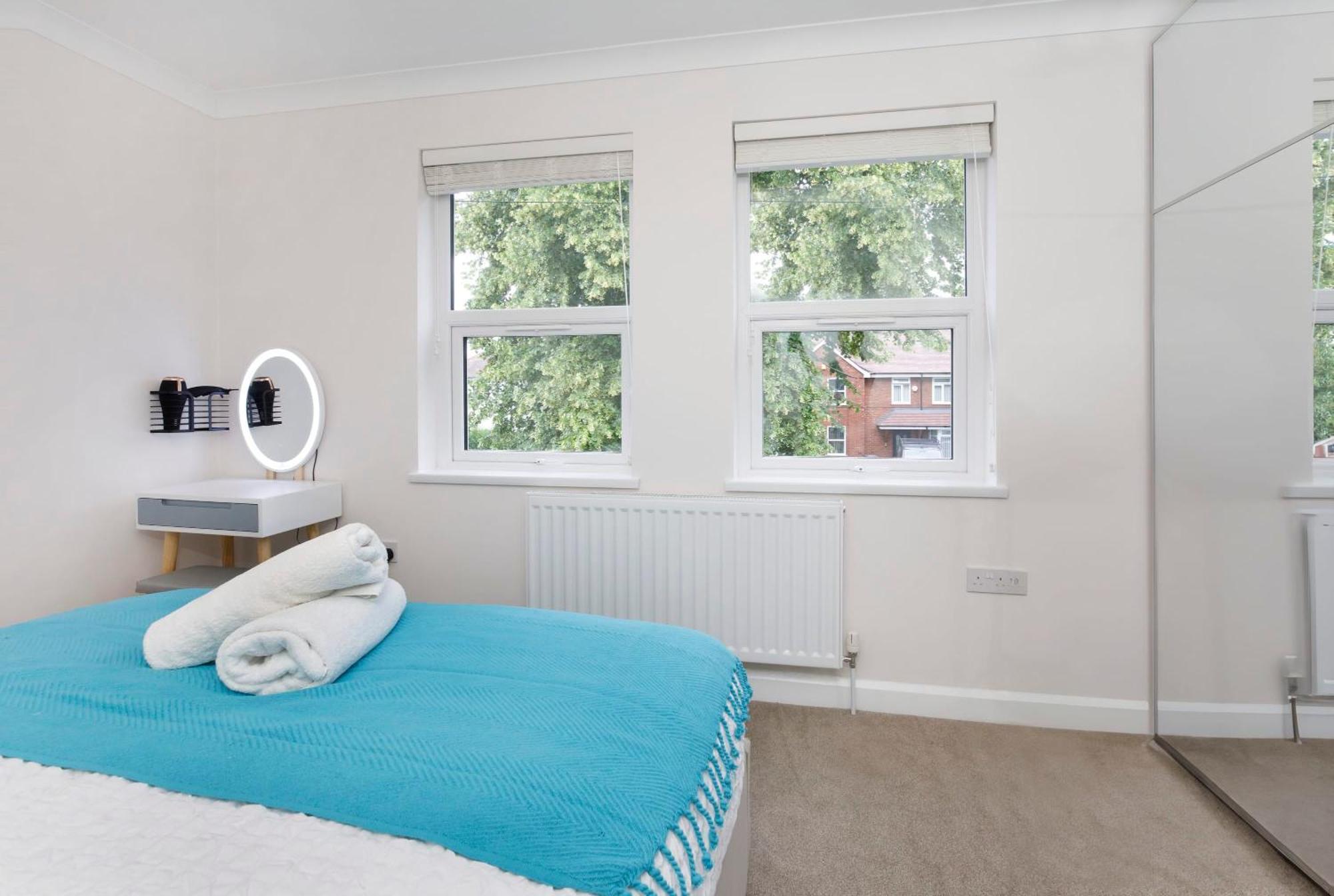 The Burton 3 Bedroom House Sleeps 6 *